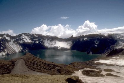 卡特迈火山口和蓝绿色火山口湖